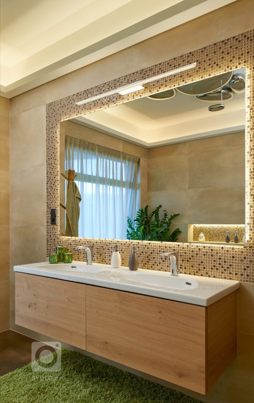 Krásný dům situovaný v nerušené přírodě.&nbsp;V hlavní roli této&nbsp;realizace je zvolený materiál. A to&nbsp;dýha dub rustikální přírodní s jemnou strukturou…