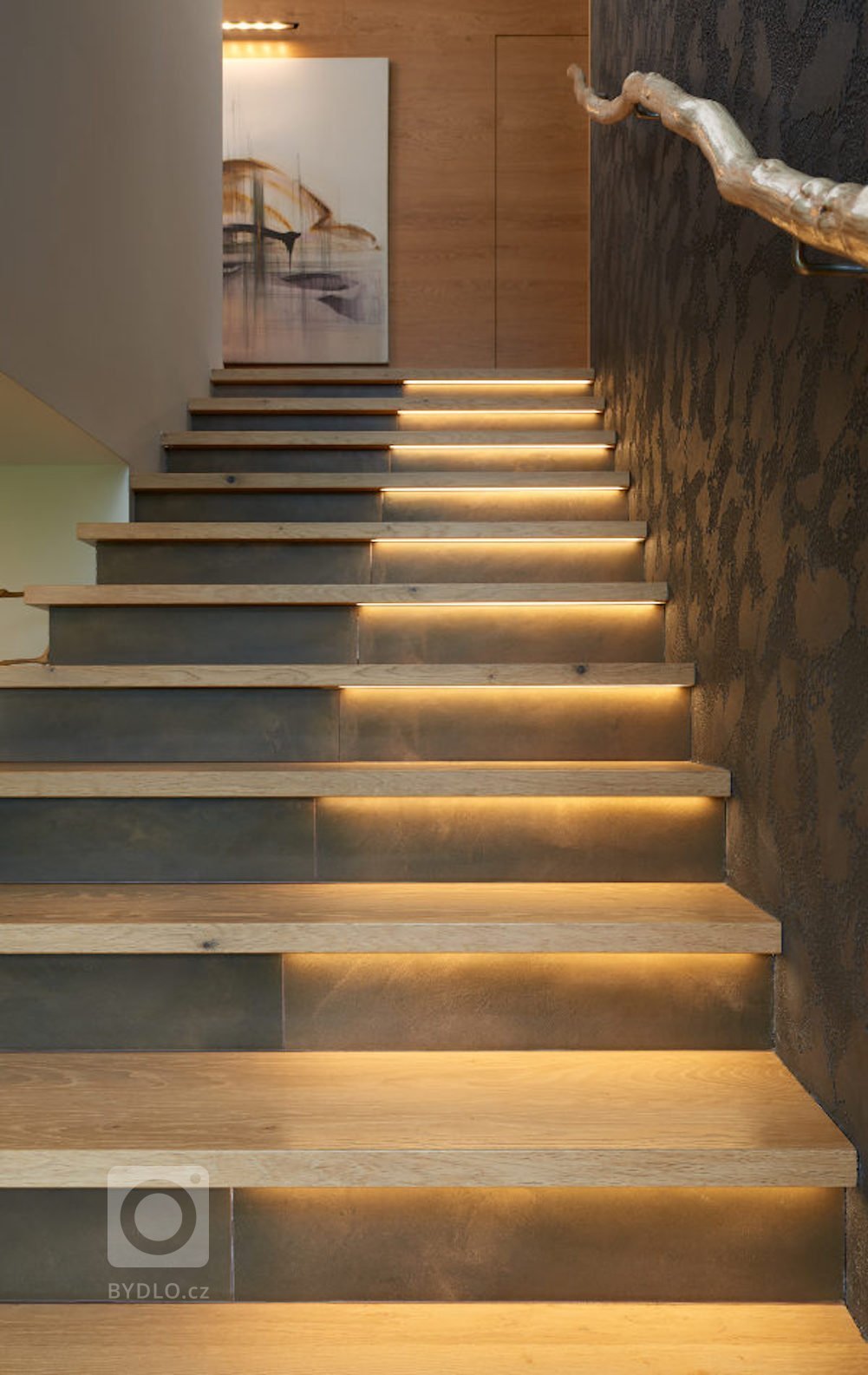 Krásný dům situovaný v nerušené přírodě.&nbsp;V hlavní roli této&nbsp;realizace je zvolený materiál. A to&nbsp;dýha dub rustikální přírodní s jemnou strukturou…