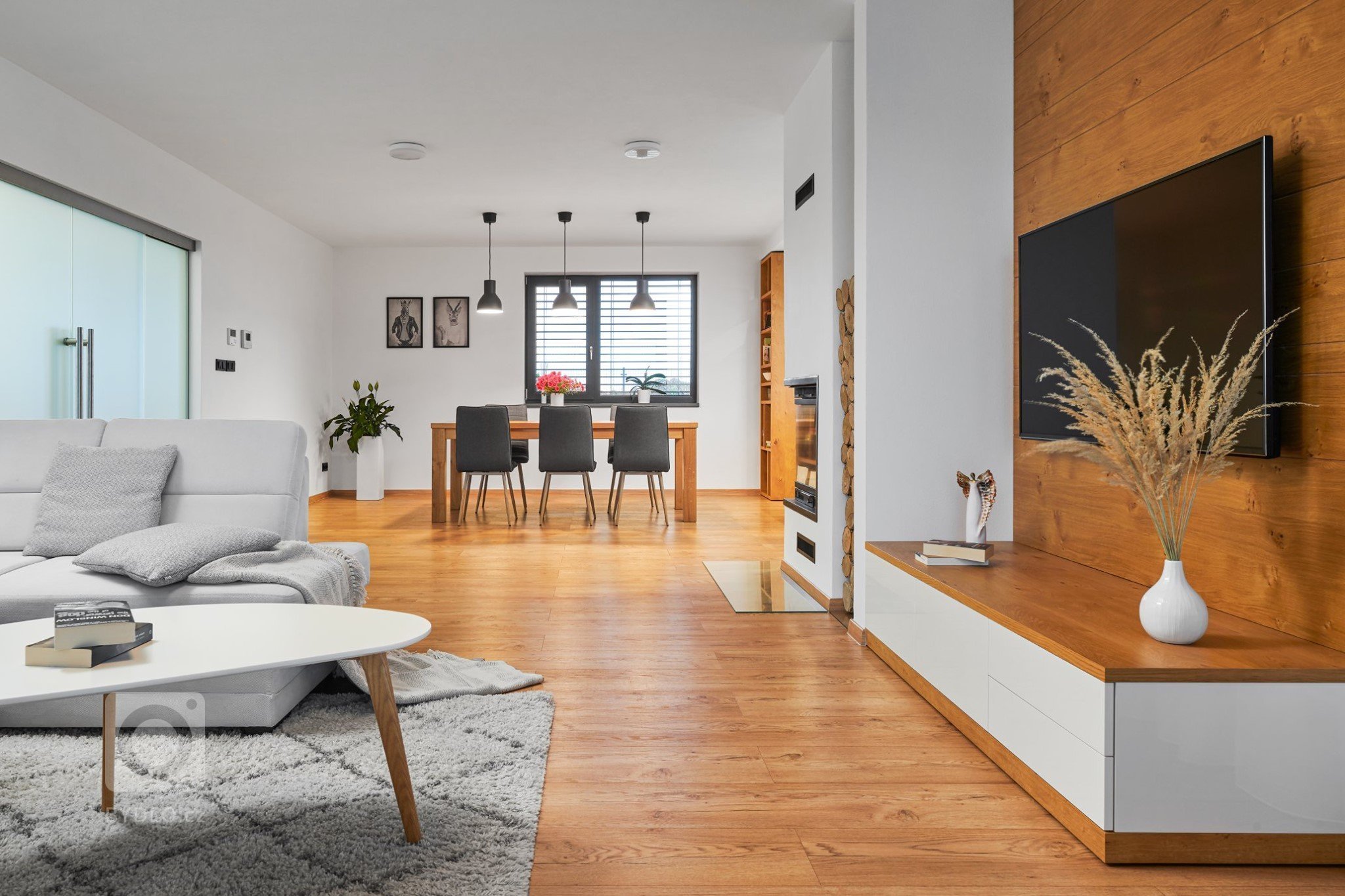 Moderní a útulné bydlení pro mladou rodinu v nadčasové kombinaci přírodní dýhy a bílého laku. Luxusní kuchyně v kombinaci přírodní dýhy dubu rustikal OLD s…