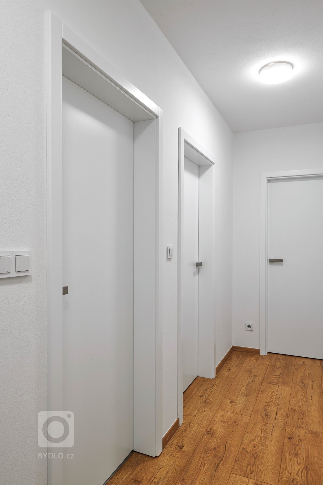 Moderní a útulné bydlení pro mladou rodinu v nadčasové kombinaci přírodní dýhy a bílého laku. Luxusní kuchyně v kombinaci přírodní dýhy dubu rustikal OLD s…