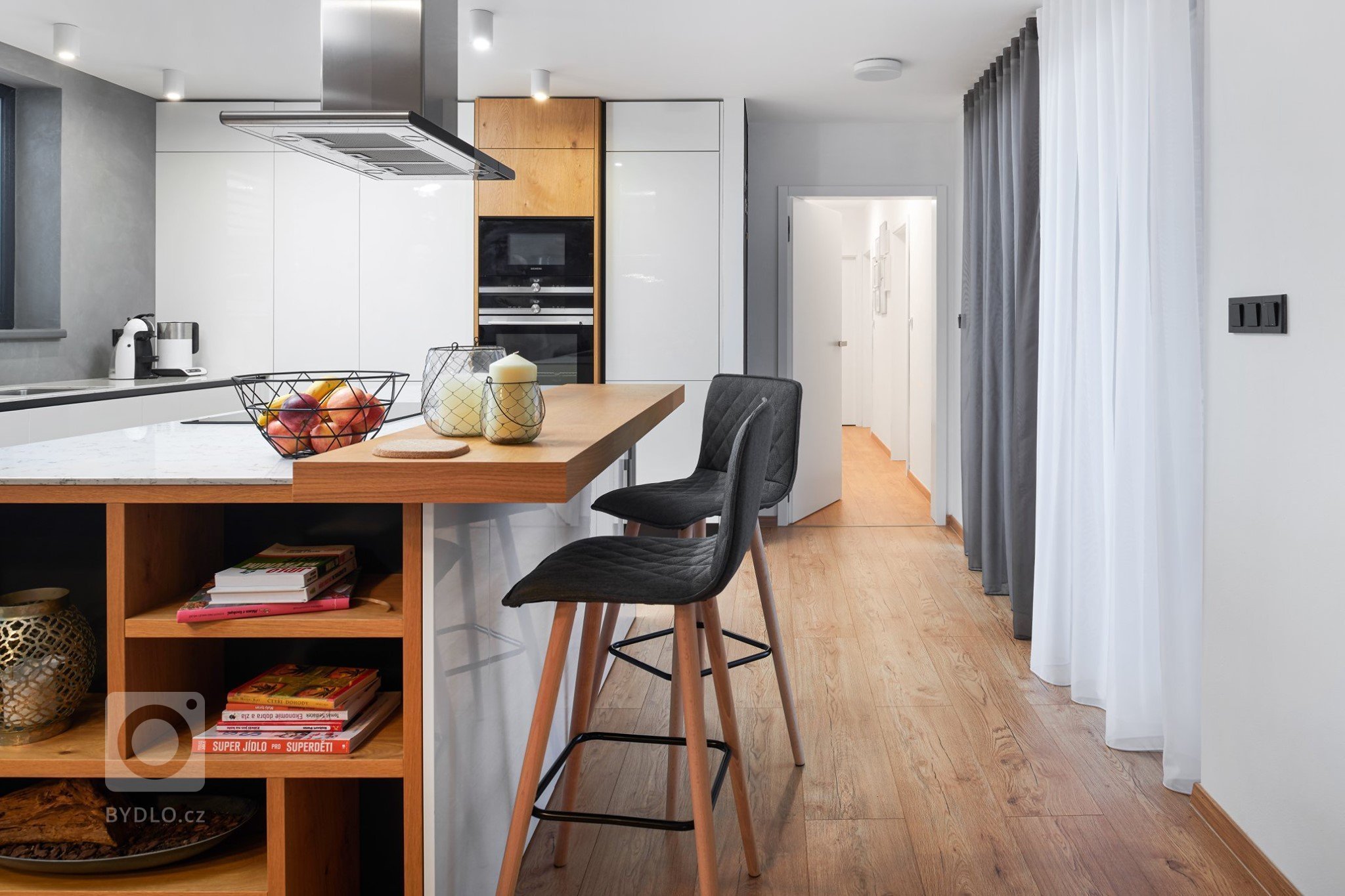 Moderní a útulné bydlení pro mladou rodinu v nadčasové kombinaci přírodní dýhy a bílého laku. Luxusní kuchyně v kombinaci přírodní dýhy dubu rustikal OLD s…