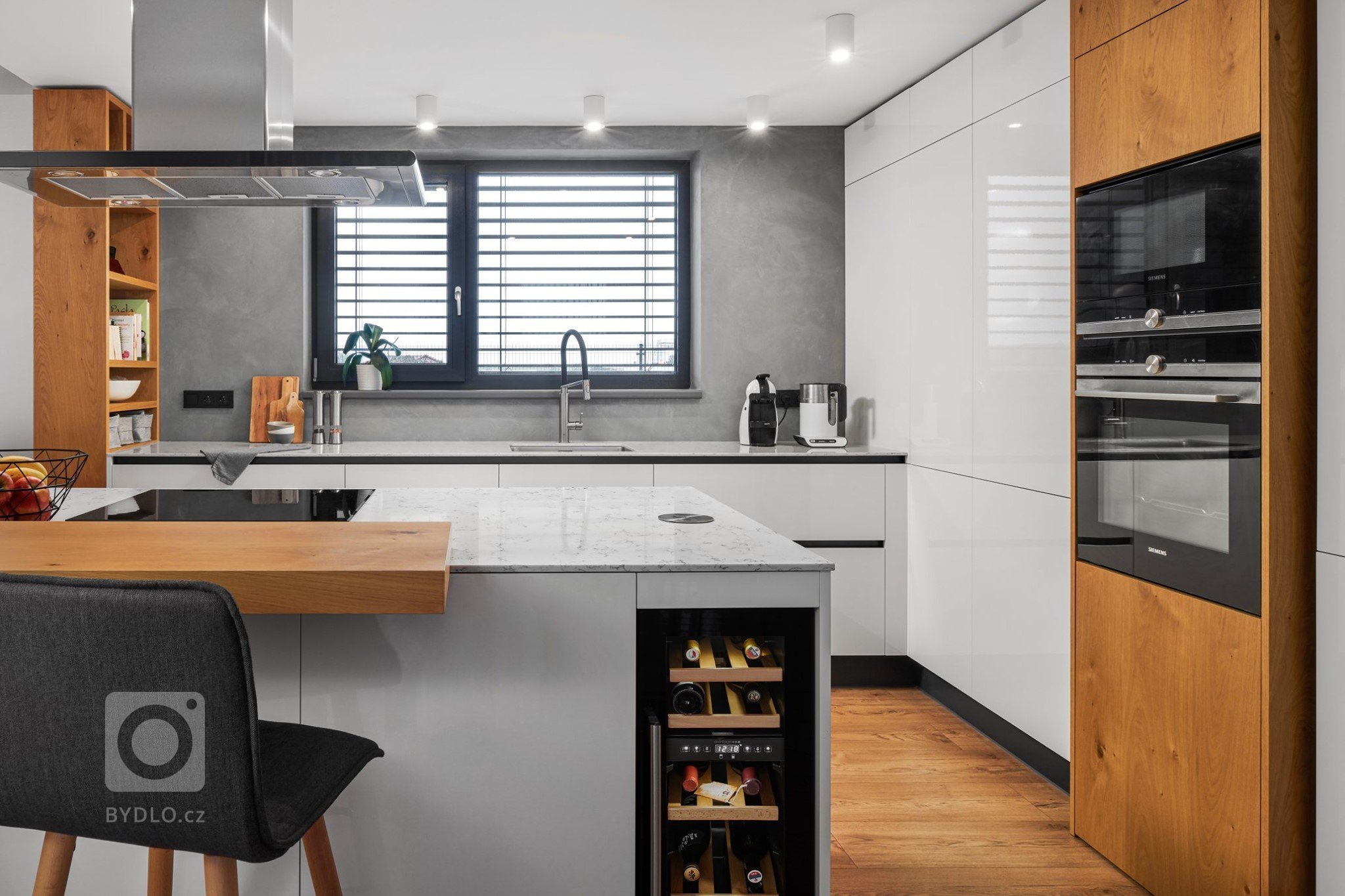 Moderní a útulné bydlení pro mladou rodinu v nadčasové kombinaci přírodní dýhy a bílého laku. Luxusní kuchyně v kombinaci přírodní dýhy dubu rustikal OLD s…