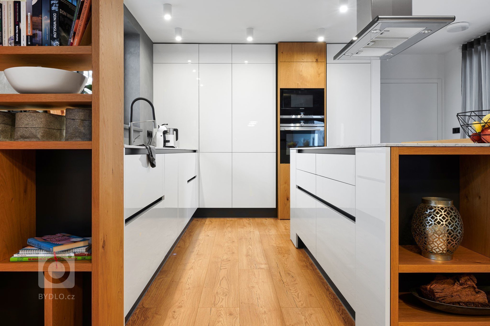 Moderní a útulné bydlení pro mladou rodinu v nadčasové kombinaci přírodní dýhy a bílého laku. Luxusní kuchyně v kombinaci přírodní dýhy dubu rustikal OLD s…