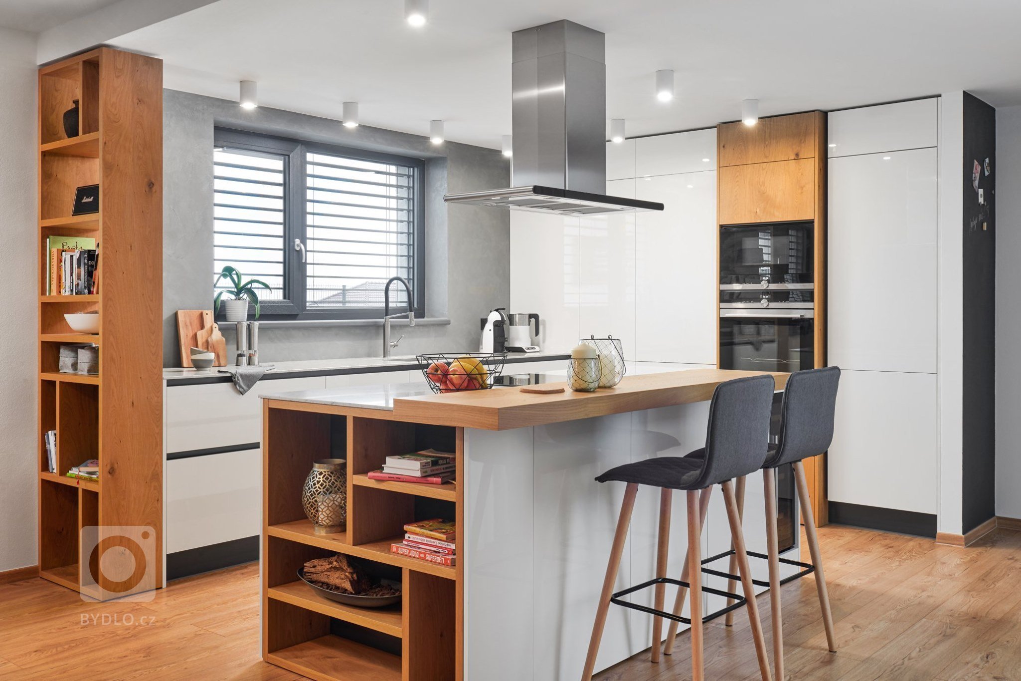 Moderní a útulné bydlení pro mladou rodinu v nadčasové kombinaci přírodní dýhy a bílého laku. Luxusní kuchyně v kombinaci přírodní dýhy dubu rustikal OLD s…