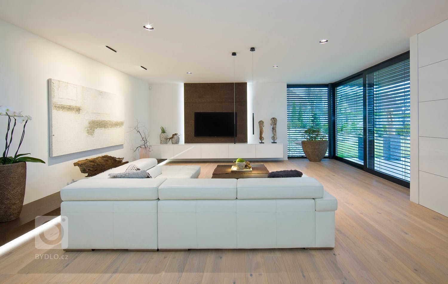 Moderní víceúrovňový dům s interiérovým nábytkem HANÁK na míru.&nbsp;Tento dům je zařízen zcela dle našeho Interior conceptu. Veškerý nábytek včetně dveří je…