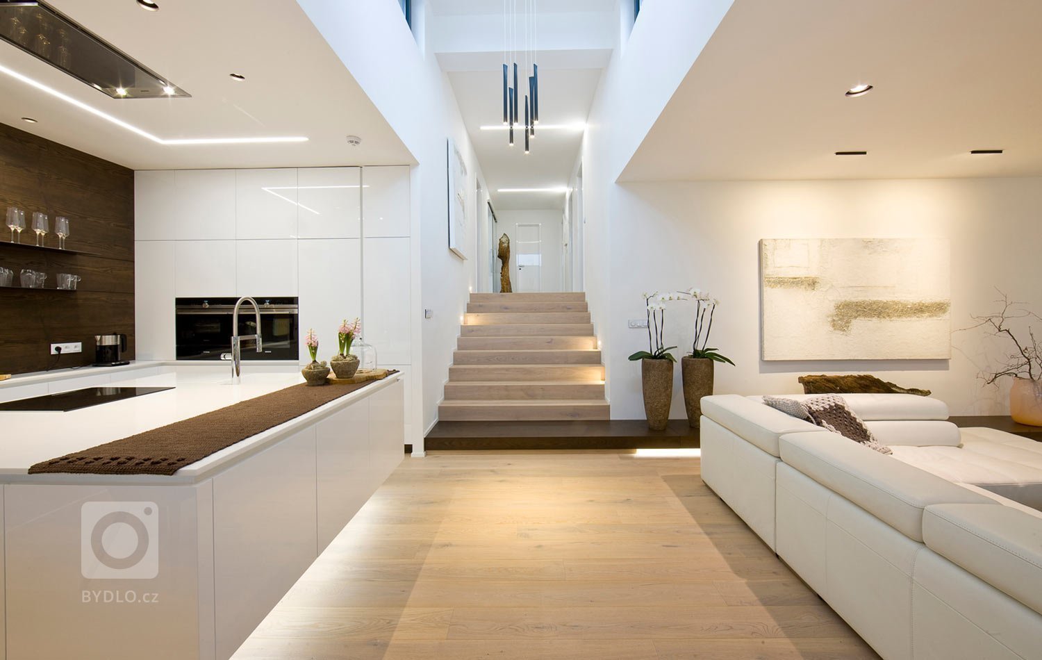 Moderní víceúrovňový dům s interiérovým nábytkem HANÁK na míru.&nbsp;Tento dům je zařízen zcela dle našeho Interior conceptu. Veškerý nábytek včetně dveří je…