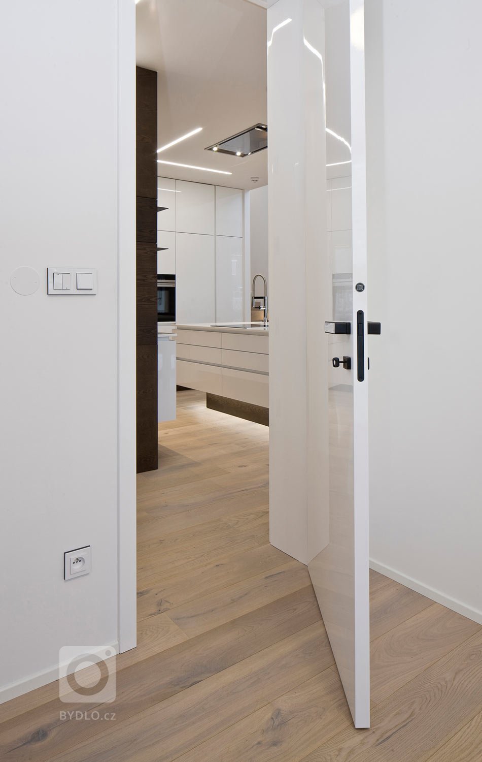 Moderní víceúrovňový dům s interiérovým nábytkem HANÁK na míru.&nbsp;Tento dům je zařízen zcela dle našeho Interior conceptu. Veškerý nábytek včetně dveří je…