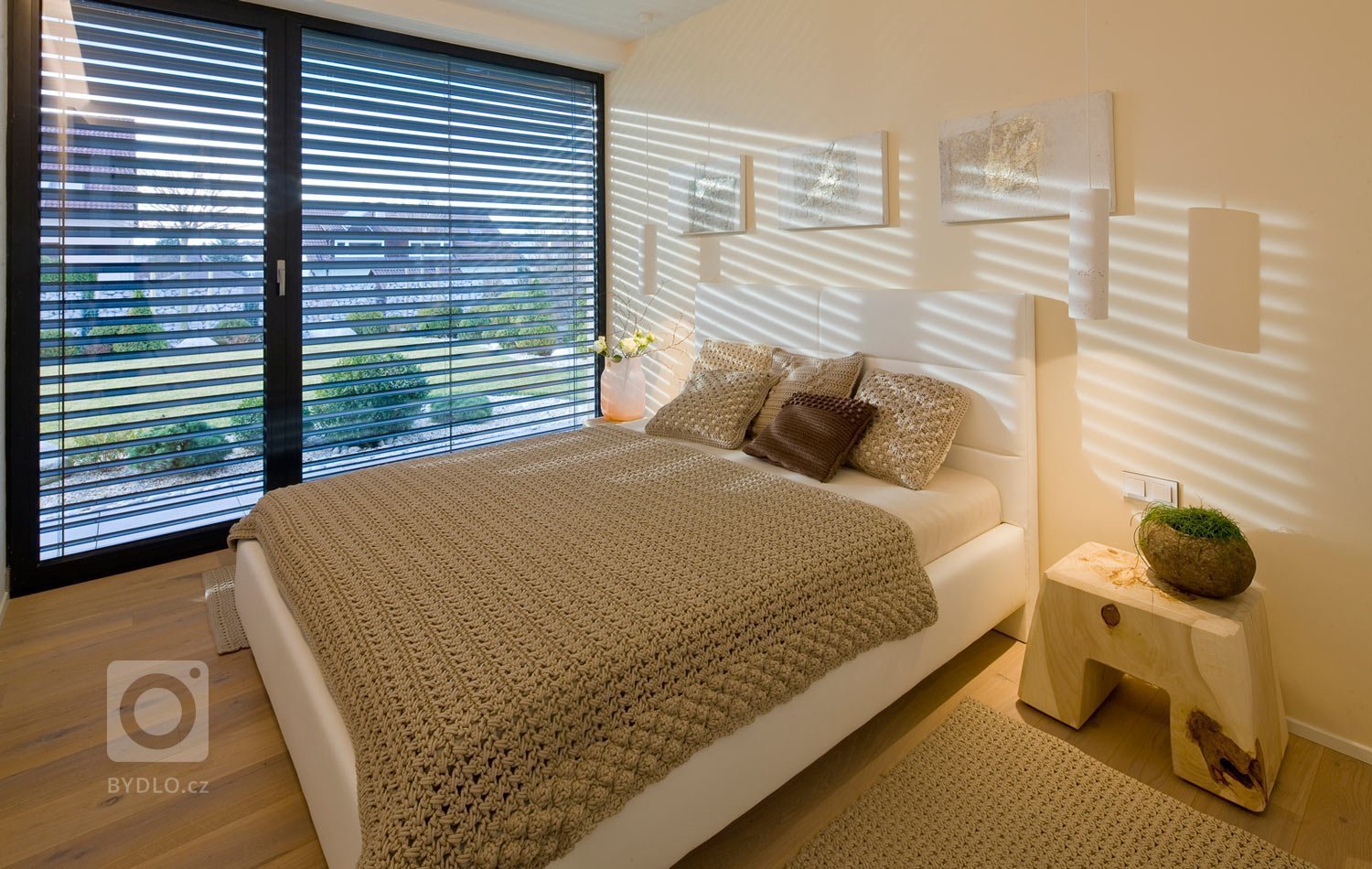 Moderní víceúrovňový dům s interiérovým nábytkem HANÁK na míru.&nbsp;Tento dům je zařízen zcela dle našeho Interior conceptu. Veškerý nábytek včetně dveří je…