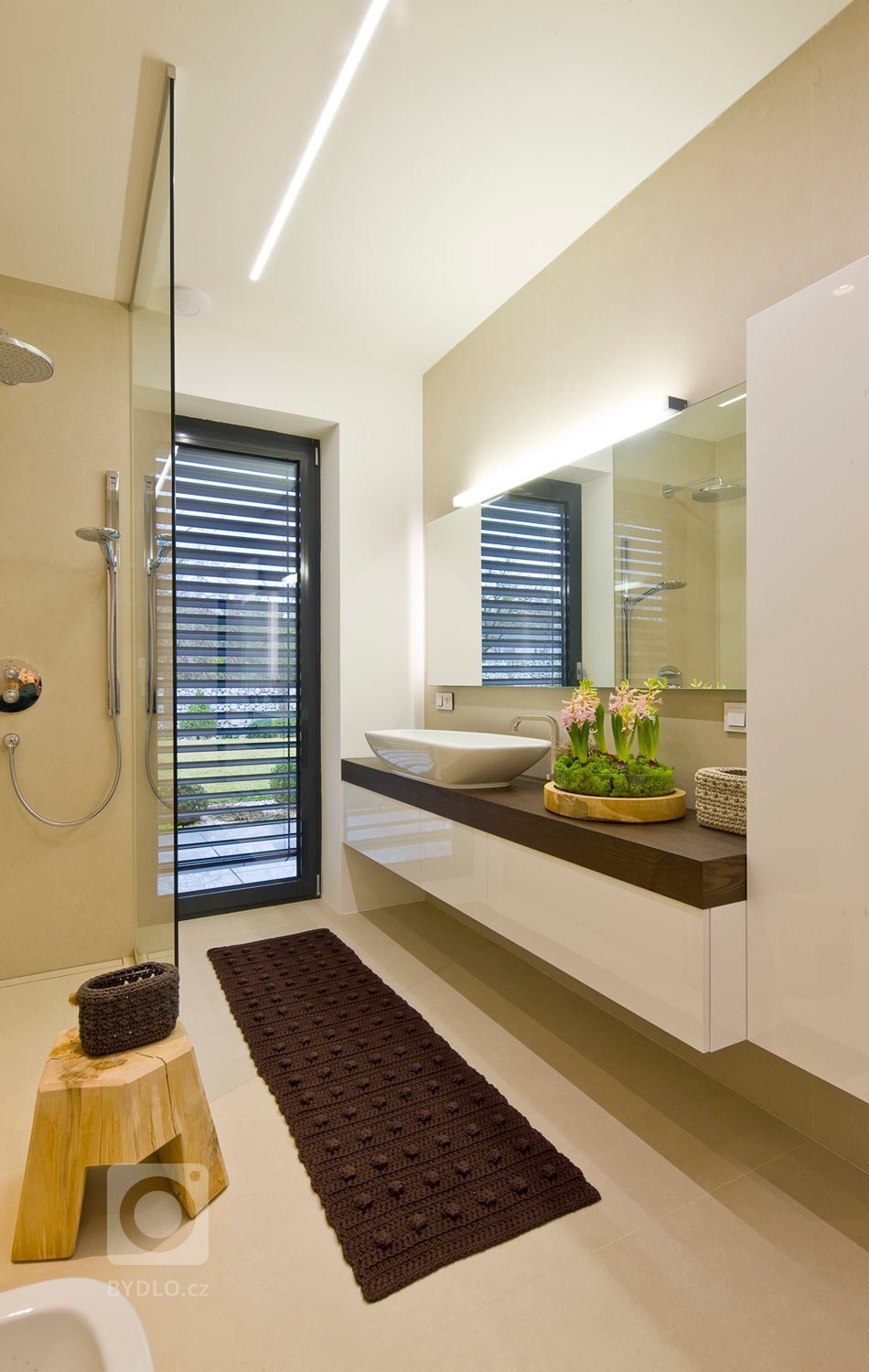 Moderní víceúrovňový dům s interiérovým nábytkem HANÁK na míru.&nbsp;Tento dům je zařízen zcela dle našeho Interior conceptu. Veškerý nábytek včetně dveří je…