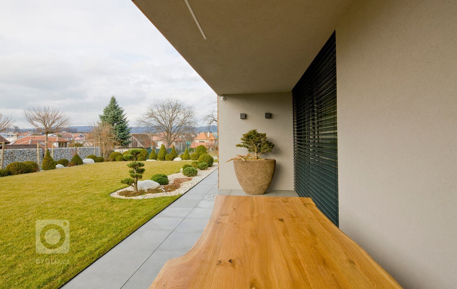 Moderní víceúrovňový dům s interiérovým nábytkem HANÁK na míru.&nbsp;Tento dům je zařízen zcela dle našeho Interior conceptu. Veškerý nábytek včetně dveří je…