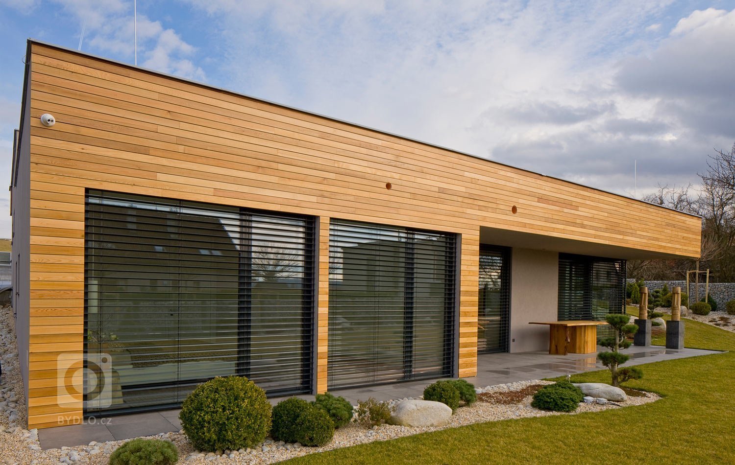 Moderní víceúrovňový dům s interiérovým nábytkem HANÁK na míru.&nbsp;Tento dům je zařízen zcela dle našeho Interior conceptu. Veškerý nábytek včetně dveří je…