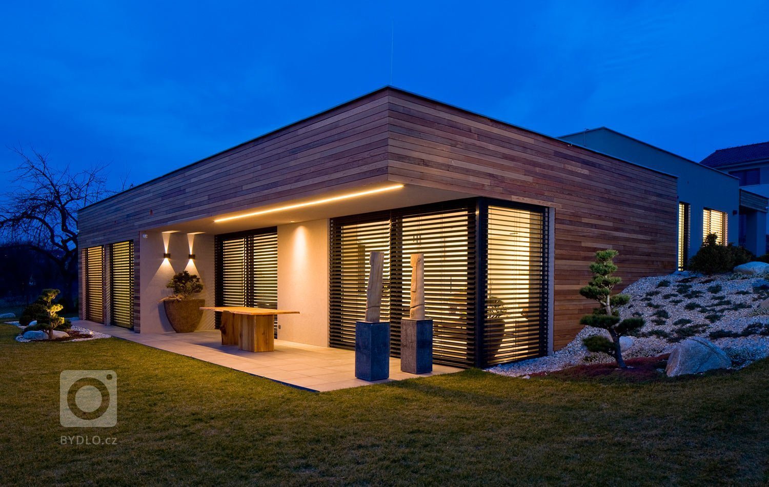 Moderní víceúrovňový dům s interiérovým nábytkem HANÁK na míru.&nbsp;Tento dům je zařízen zcela dle našeho Interior conceptu. Veškerý nábytek včetně dveří je…