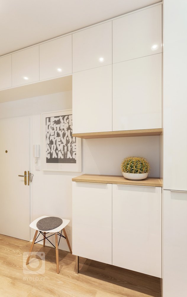 Máme radost z realizace, na které můžeme ukázkově demonstrovat, jak skvěle lze zařídit malý byt naším nábytkem na míru. Atypické dispozice vyžadují…