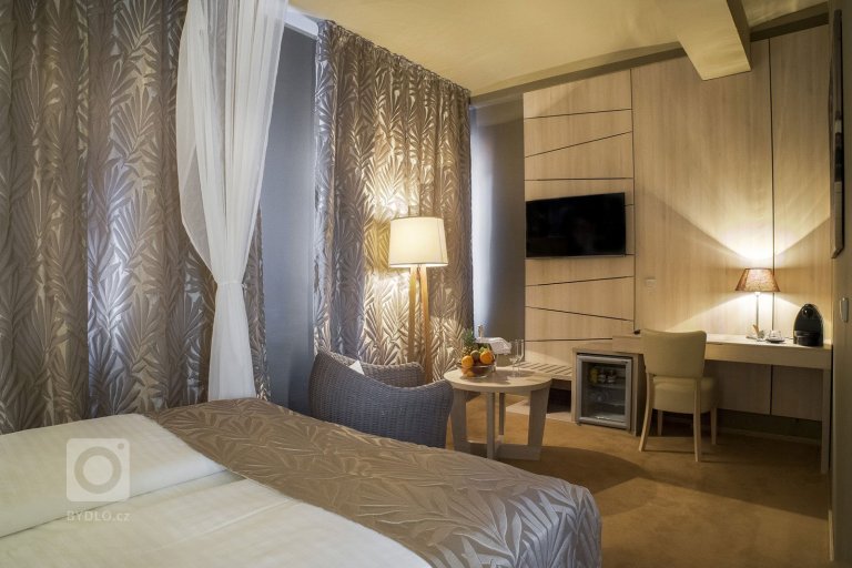 add picture to album