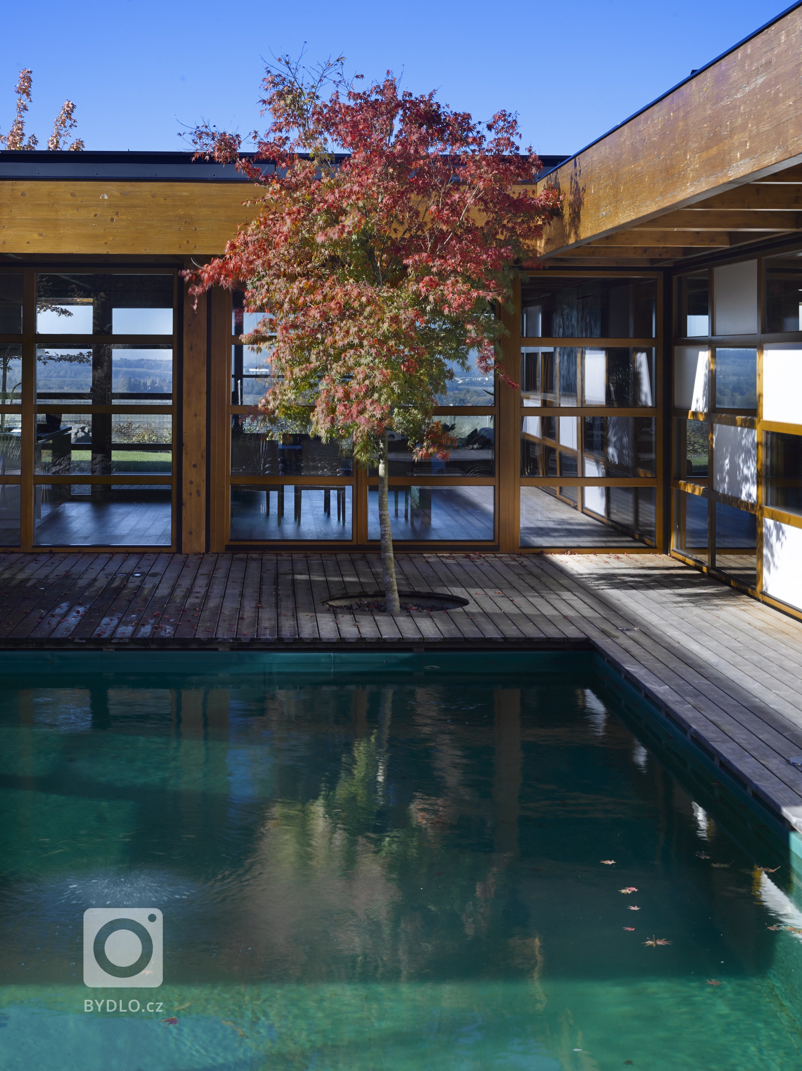 Dřevostavba jednopodlažního rodinného domu umístěného do mírně svažitého pozemku v Tehově u Prahy. Hlavním prvkem domu tvoří centrální vodní plocha osazena…