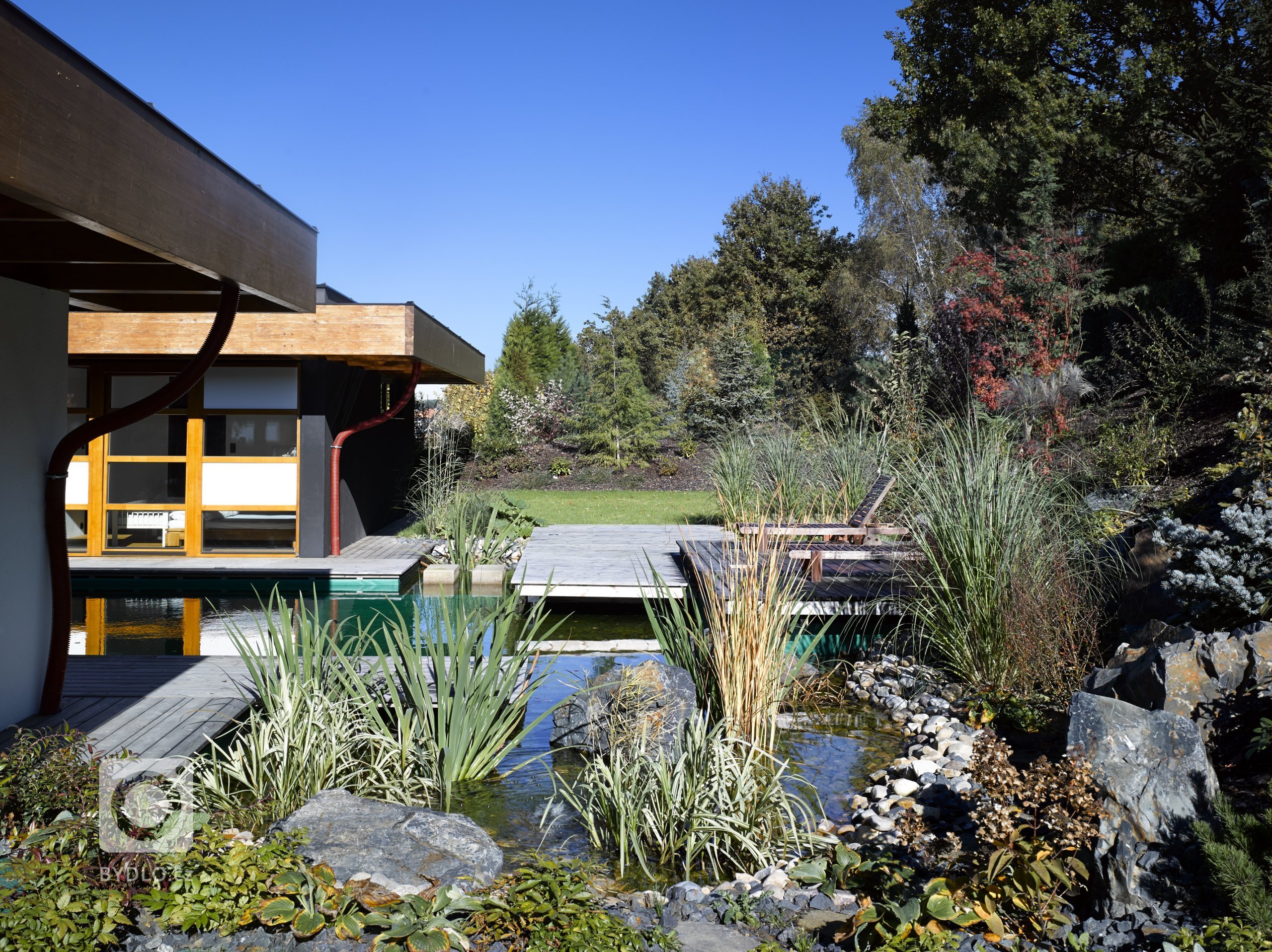 Dřevostavba jednopodlažního rodinného domu umístěného do mírně svažitého pozemku v Tehově u Prahy. Hlavním prvkem domu tvoří centrální vodní plocha osazena…