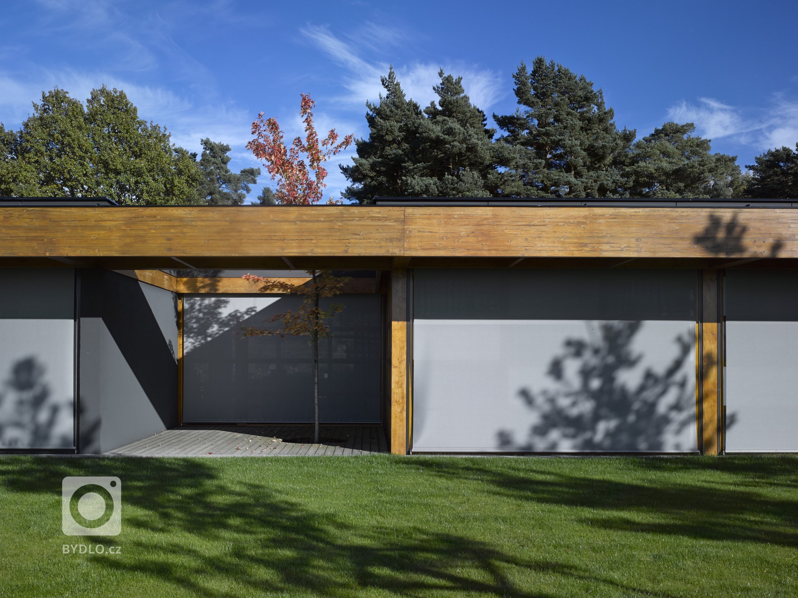 Dřevostavba jednopodlažního rodinného domu umístěného do mírně svažitého pozemku v Tehově u Prahy. Hlavním prvkem domu tvoří centrální vodní plocha osazena…