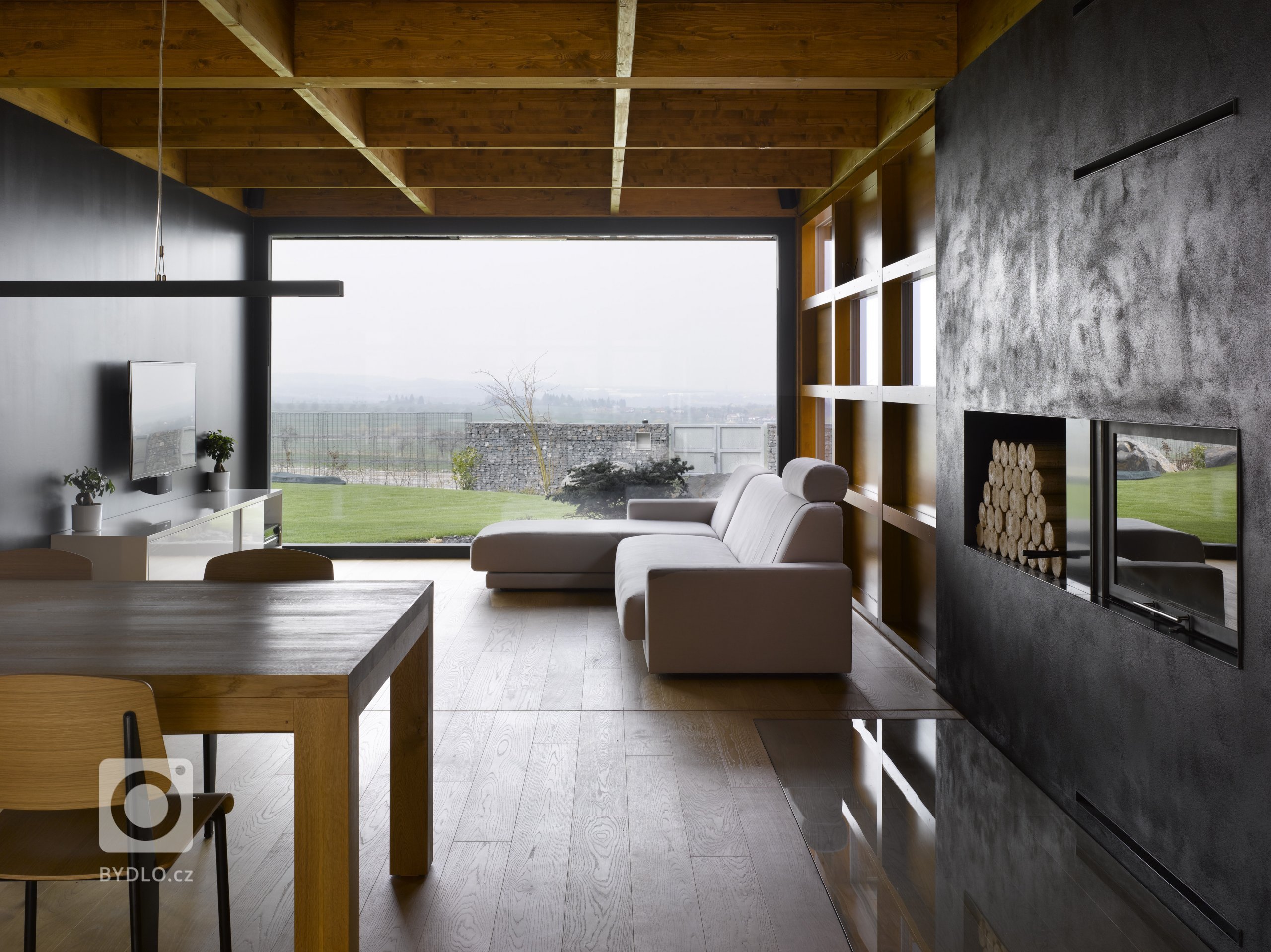 Dřevostavba jednopodlažního rodinného domu umístěného do mírně svažitého pozemku v Tehově u Prahy. Hlavním prvkem domu tvoří centrální vodní plocha osazena…