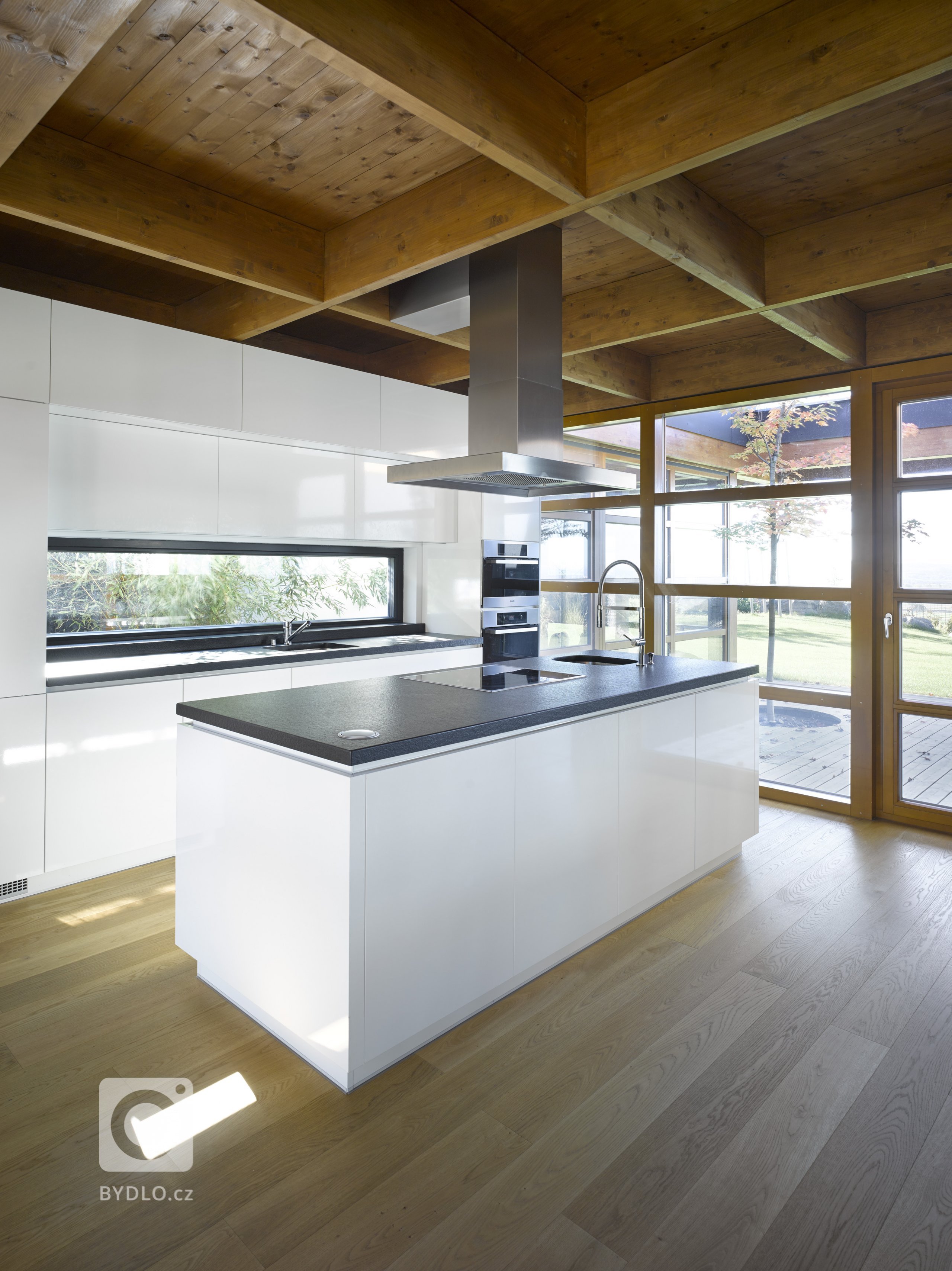 Dřevostavba jednopodlažního rodinného domu umístěného do mírně svažitého pozemku v Tehově u Prahy. Hlavním prvkem domu tvoří centrální vodní plocha osazena…