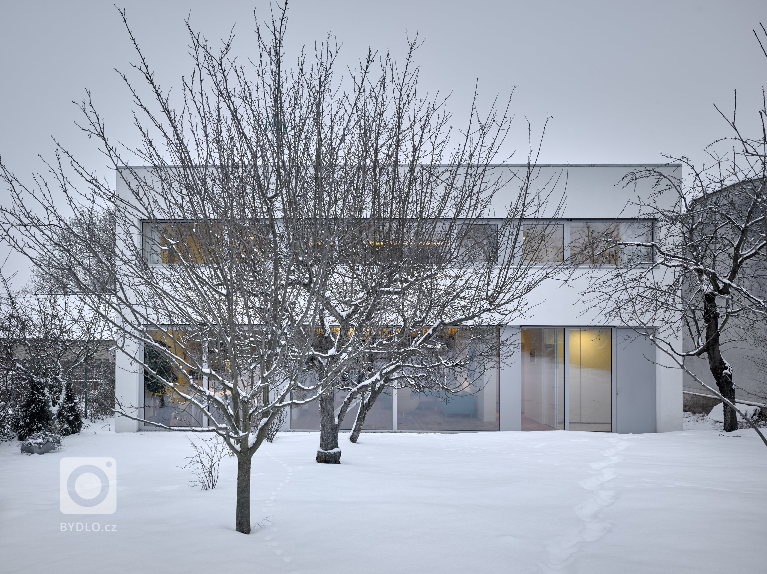 Hmotu rodinného domu v&nbsp;Červených Pečkách navržený pro grafického designéra Petra Babáka

a jeho rodinu tvoří exaktní bílý nepodsklepený dvoupodlažní…