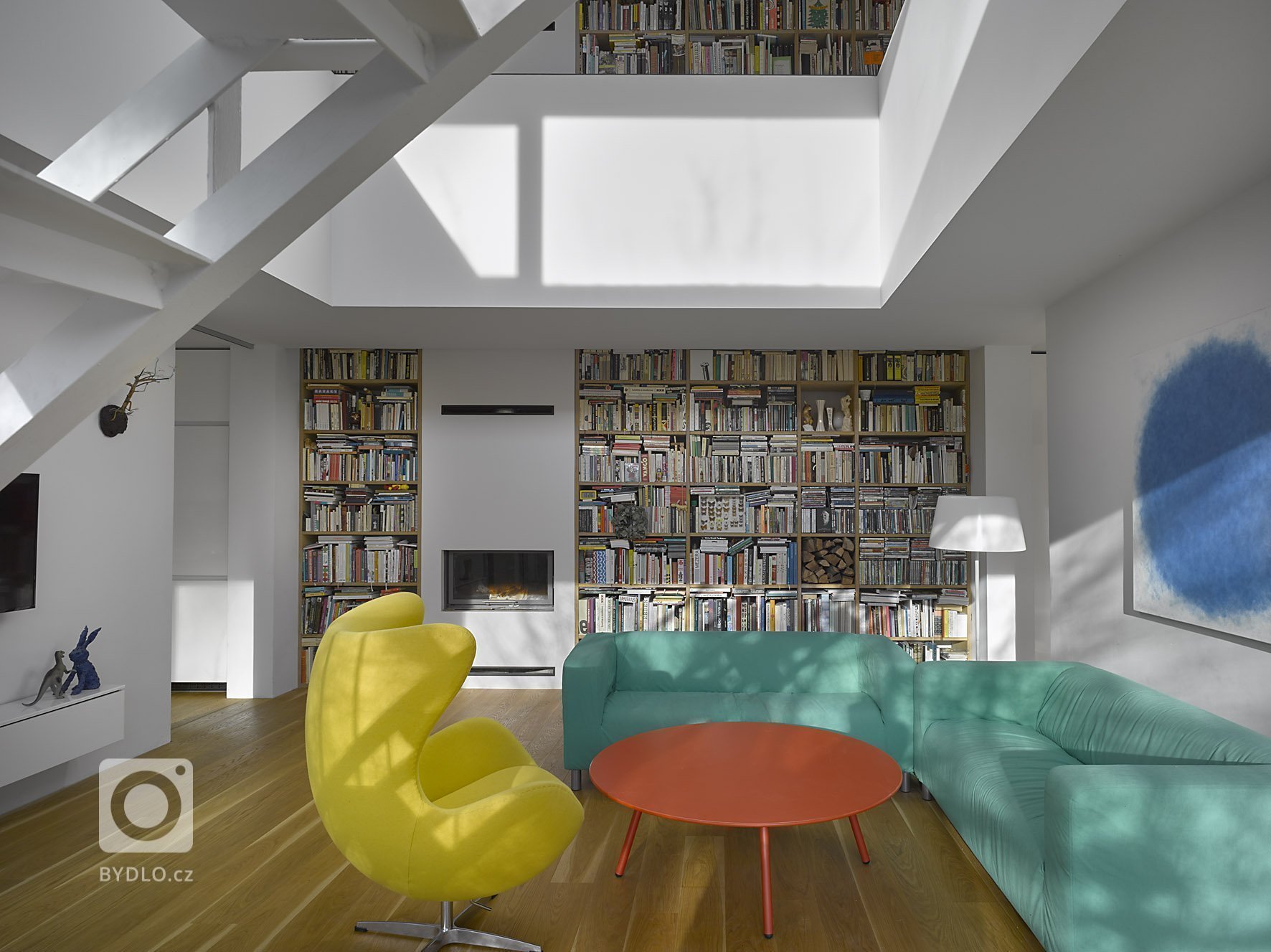 Hmotu rodinného domu v&nbsp;Červených Pečkách navržený pro grafického designéra Petra Babáka

a jeho rodinu tvoří exaktní bílý nepodsklepený dvoupodlažní…