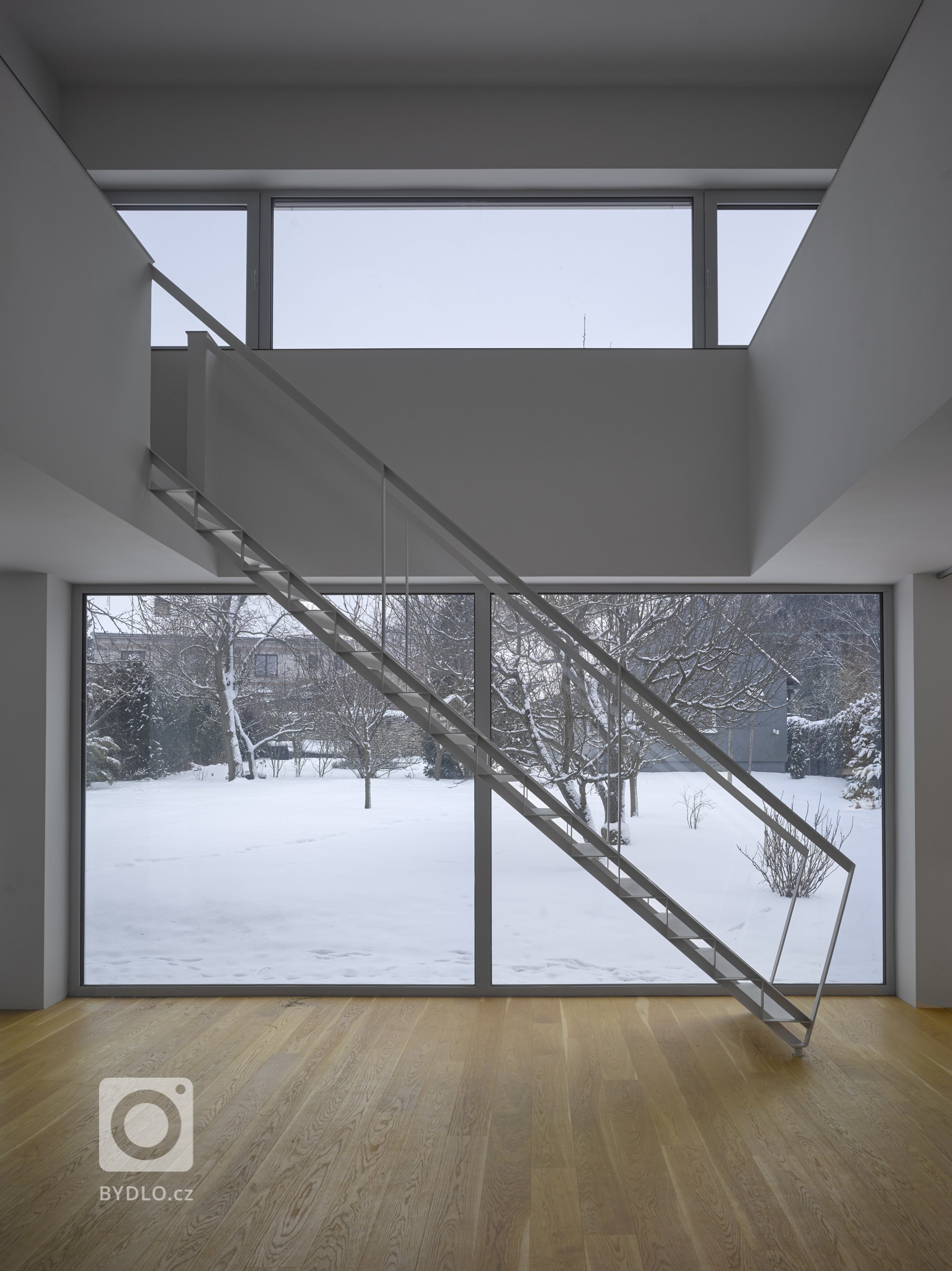 Hmotu rodinného domu v&nbsp;Červených Pečkách navržený pro grafického designéra Petra Babáka

a jeho rodinu tvoří exaktní bílý nepodsklepený dvoupodlažní…