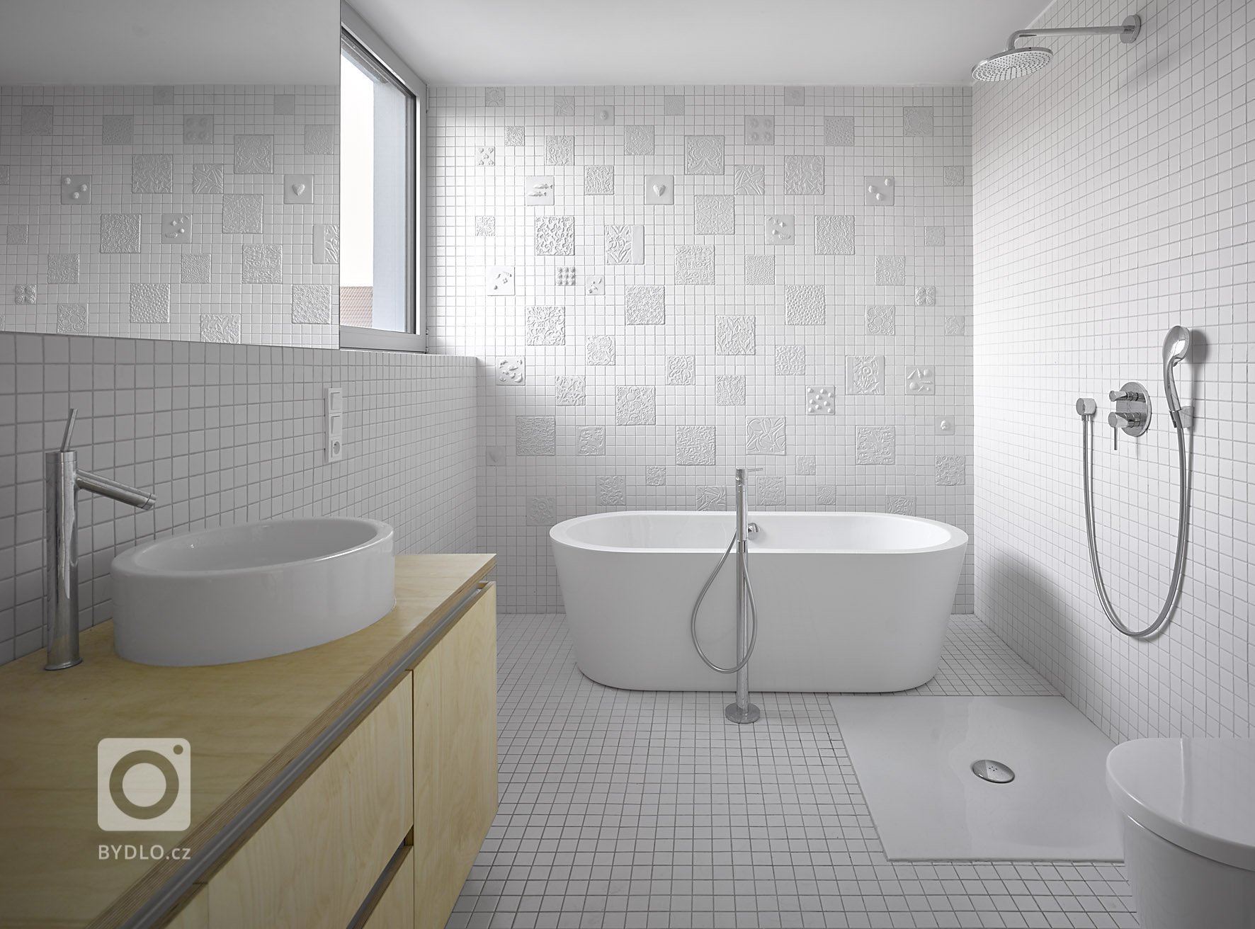 Hmotu rodinného domu v&nbsp;Červených Pečkách navržený pro grafického designéra Petra Babáka

a jeho rodinu tvoří exaktní bílý nepodsklepený dvoupodlažní…