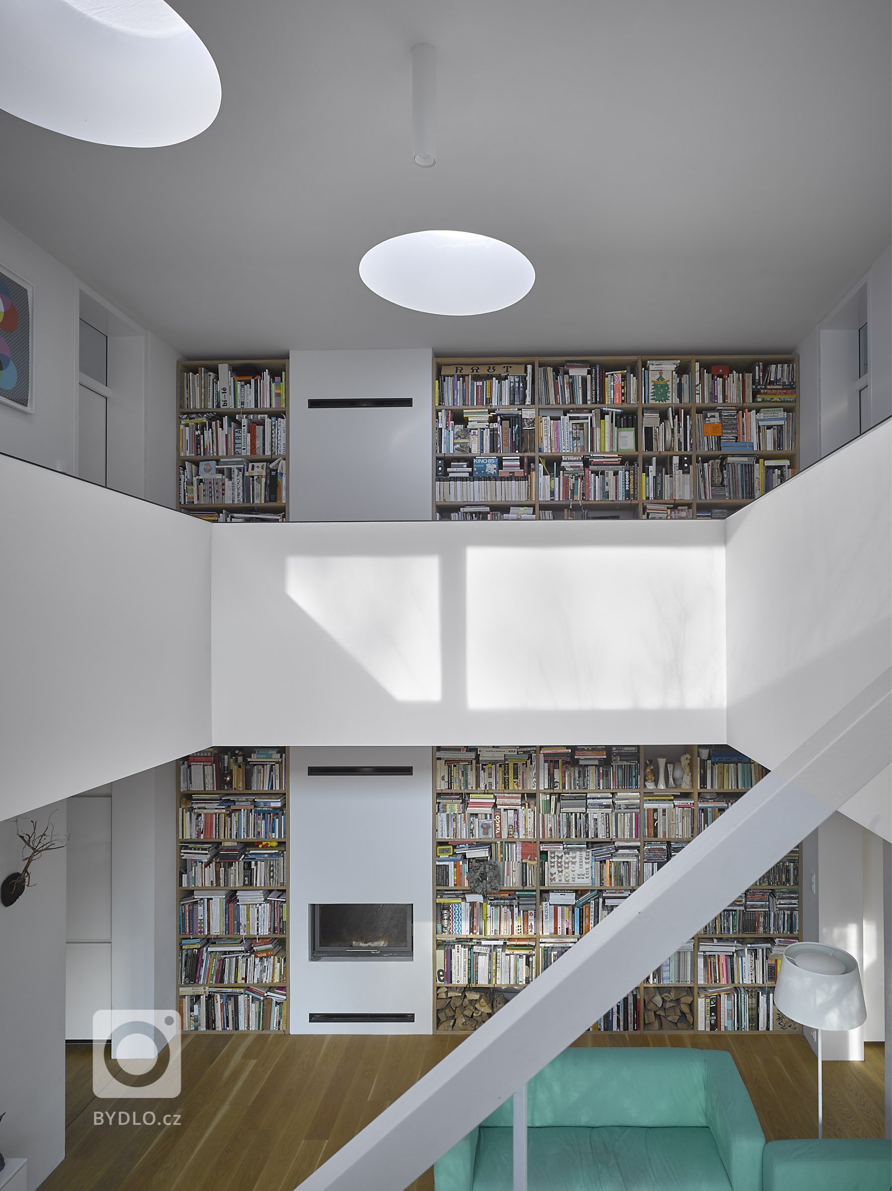 Hmotu rodinného domu v&nbsp;Červených Pečkách navržený pro grafického designéra Petra Babáka

a jeho rodinu tvoří exaktní bílý nepodsklepený dvoupodlažní…