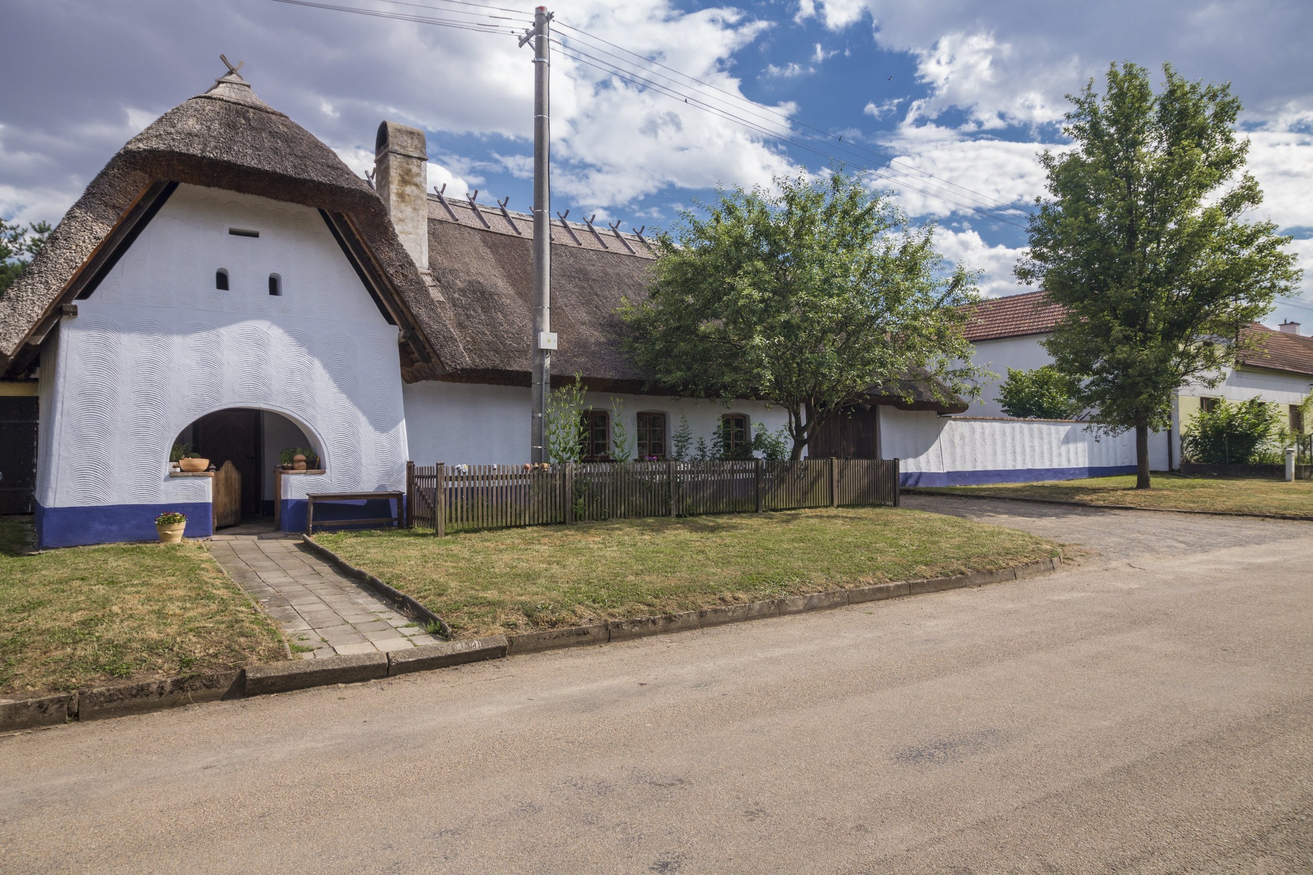 Rekonstrukce památky lidové architektury u Vyškova. Dům je postaven z nepálených cihel, omítnutý z exteriéru i interiéru hliněnou omítkua opatřený prodyšným…