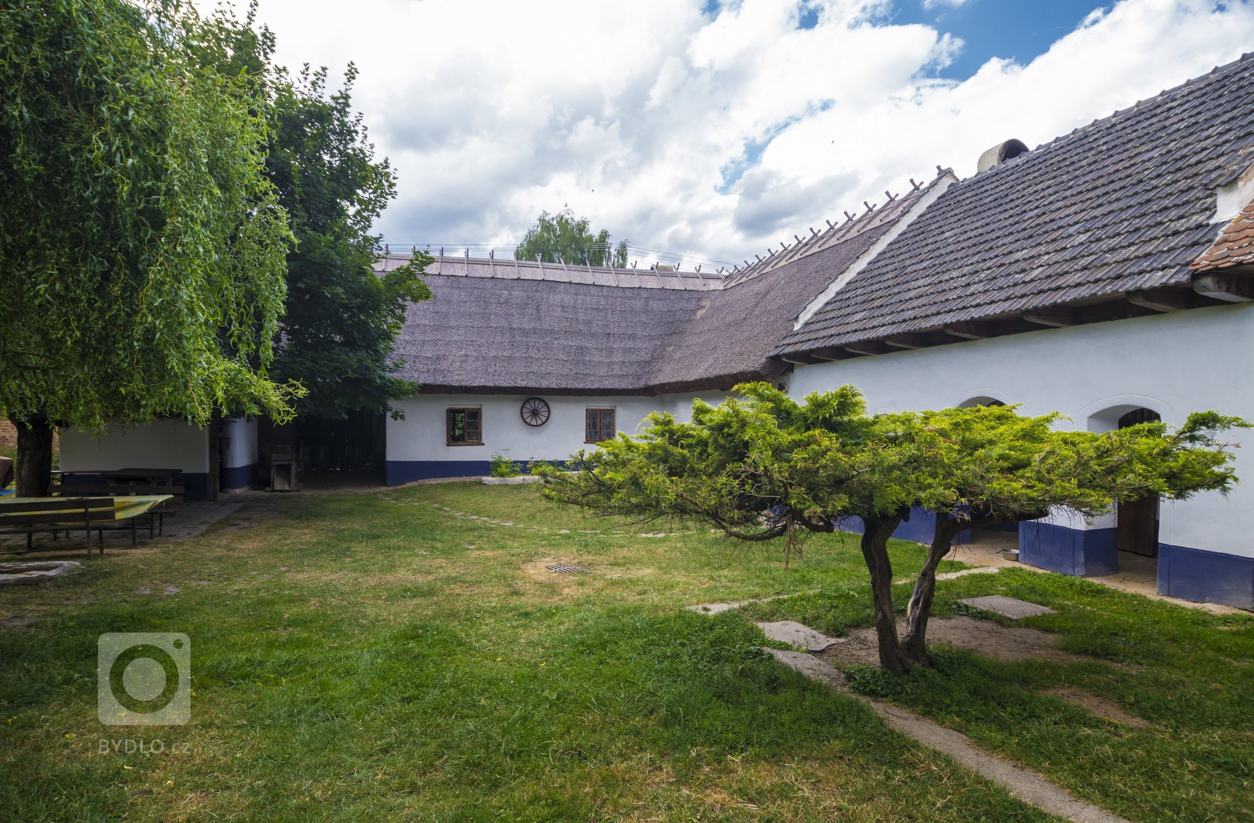 Rekonstrukce památky lidové architektury u Vyškova. Dům je postaven z nepálených cihel, omítnutý z exteriéru i interiéru hliněnou omítkua opatřený prodyšným…