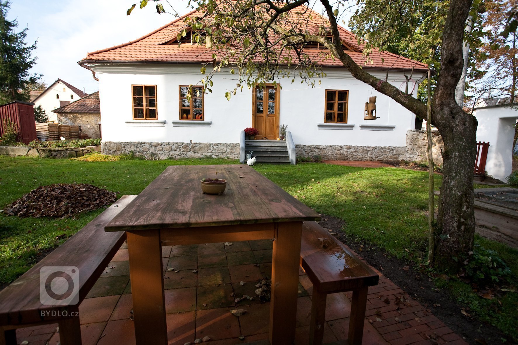 Tato krásná podšumavská fara patří našim milým známým, Martině a Honzovi Radvanovým. Ti ji nejen takhle zvelebují, ale navíc ji i celičkou provoněli svou prací…