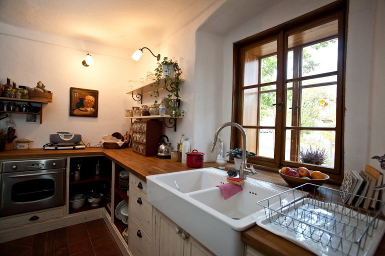 Tato krásná podšumavská fara patří našim milým známým, Martině a Honzovi Radvanovým. Ti ji nejen takhle zvelebují, ale navíc ji i celičkou provoněli svou prací…