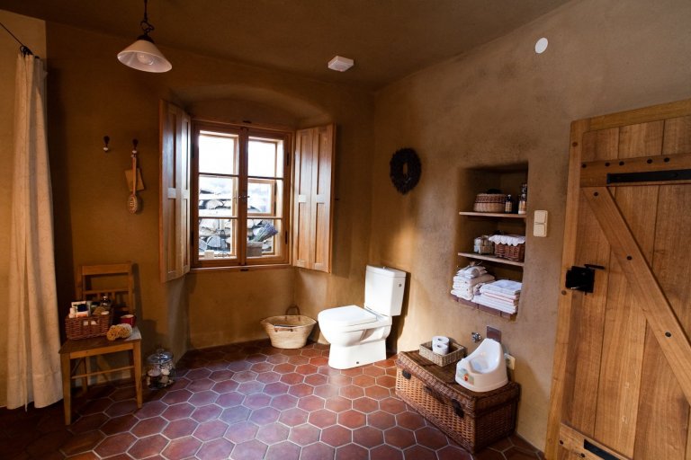 Cihelná dlažba a hliněné omítky.