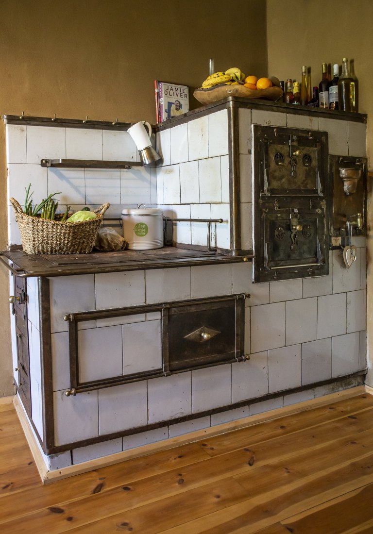 Oprava původních kachlových kamen.