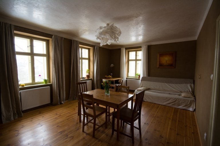 Stucco listro na stropech (jílová hlazená omítka ) a hliněná omítka na zdech. Dřevo ošetřeno přírodním nátěrem :)