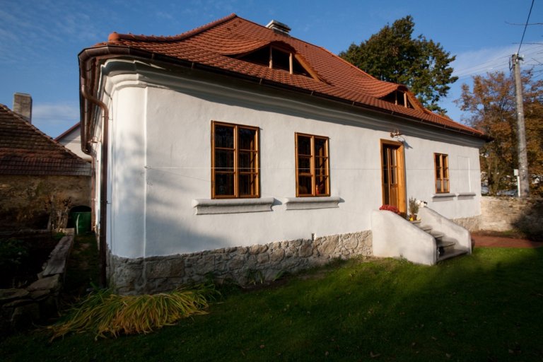 Tato krásná podšumavská fara patří našim milým známým, Martině a Honzovi Radvanovým. Ti ji nejen takhle zvelebují, ale navíc ji i celičkou provoněli svou prací…