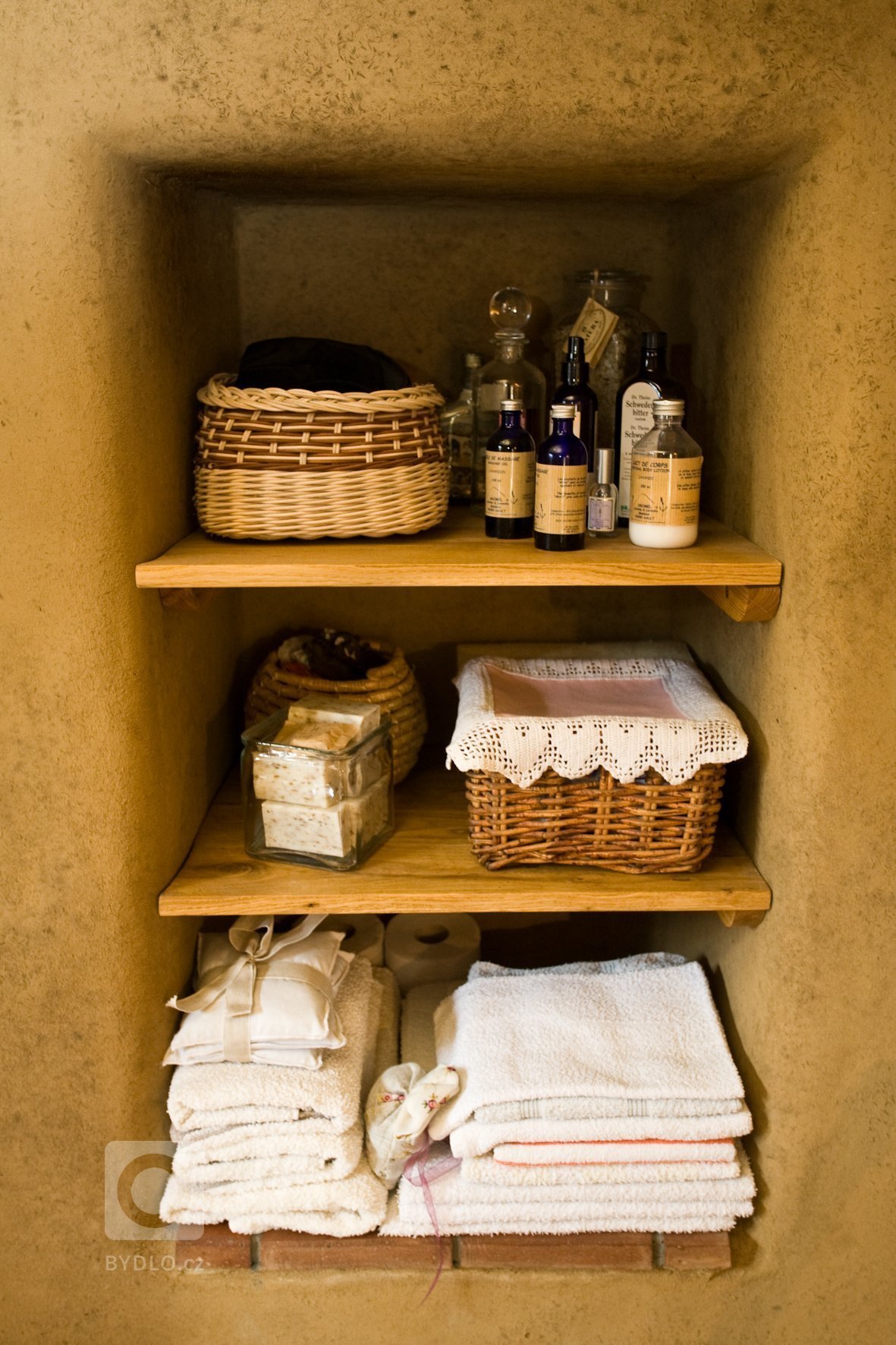 Tato krásná podšumavská fara patří našim milým známým, Martině a Honzovi Radvanovým. Ti ji nejen takhle zvelebují, ale navíc ji i celičkou provoněli svou prací…