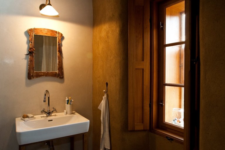 Tato krásná podšumavská fara patří našim milým známým, Martině a Honzovi Radvanovým. Ti ji nejen takhle zvelebují, ale navíc ji i celičkou provoněli svou prací…