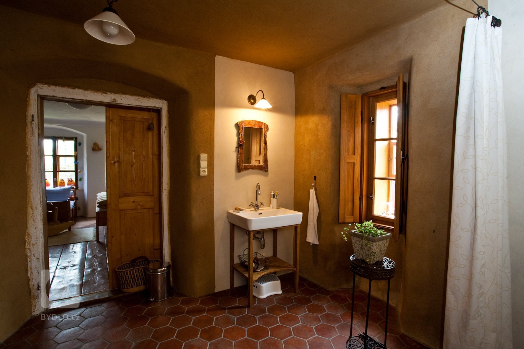 Tato krásná podšumavská fara patří našim milým známým, Martině a Honzovi Radvanovým. Ti ji nejen takhle zvelebují, ale navíc ji i celičkou provoněli svou prací…