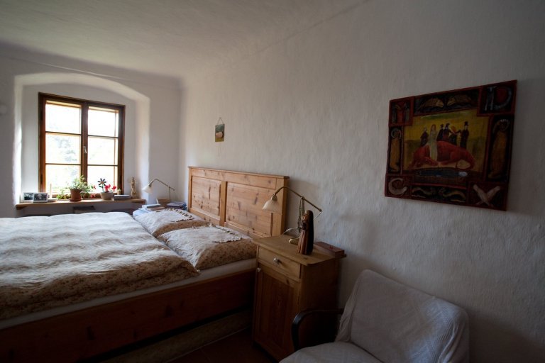 Tato krásná podšumavská fara patří našim milým známým, Martině a Honzovi Radvanovým. Ti ji nejen takhle zvelebují, ale navíc ji i celičkou provoněli svou prací…