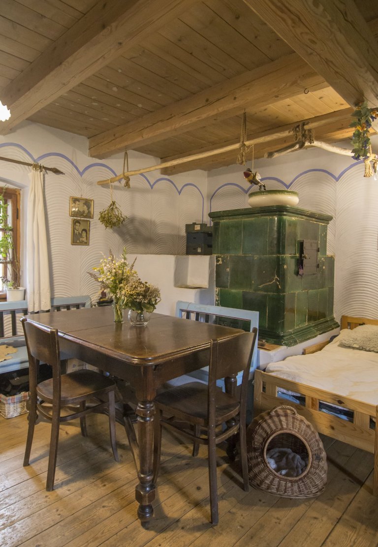 Rekonstrukce památky lidové architektury u Vyškova. Dům je postaven z nepálených cihel, omítnutý z exteriéru i interiéru hliněnou omítkua opatřený prodyšným…