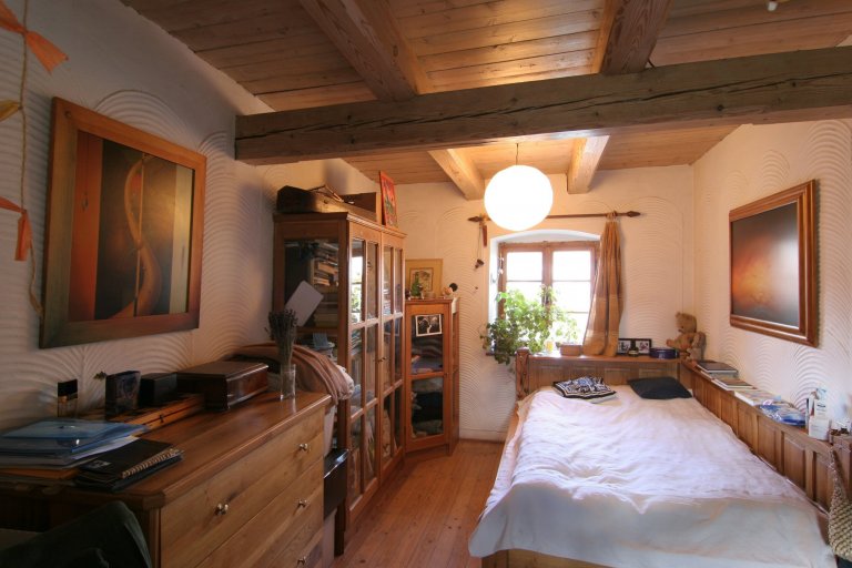 Rekonstrukce památky lidové architektury u Vyškova. Dům je postaven z nepálených cihel, omítnutý z exteriéru i interiéru hliněnou omítkua opatřený prodyšným…