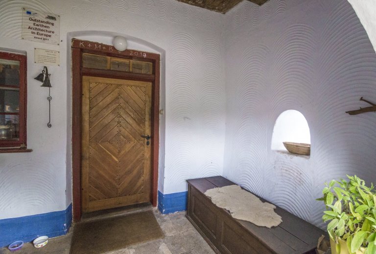 Rekonstrukce památky lidové architektury u Vyškova. Dům je postaven z nepálených cihel, omítnutý z exteriéru i interiéru hliněnou omítkua opatřený prodyšným…