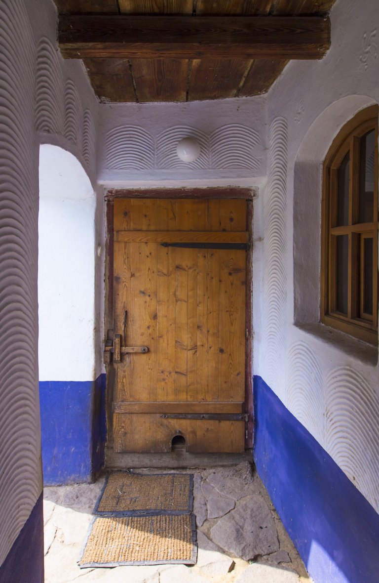 Rekonstrukce památky lidové architektury u Vyškova. Dům je postaven z nepálených cihel, omítnutý z exteriéru i interiéru hliněnou omítkua opatřený prodyšným…