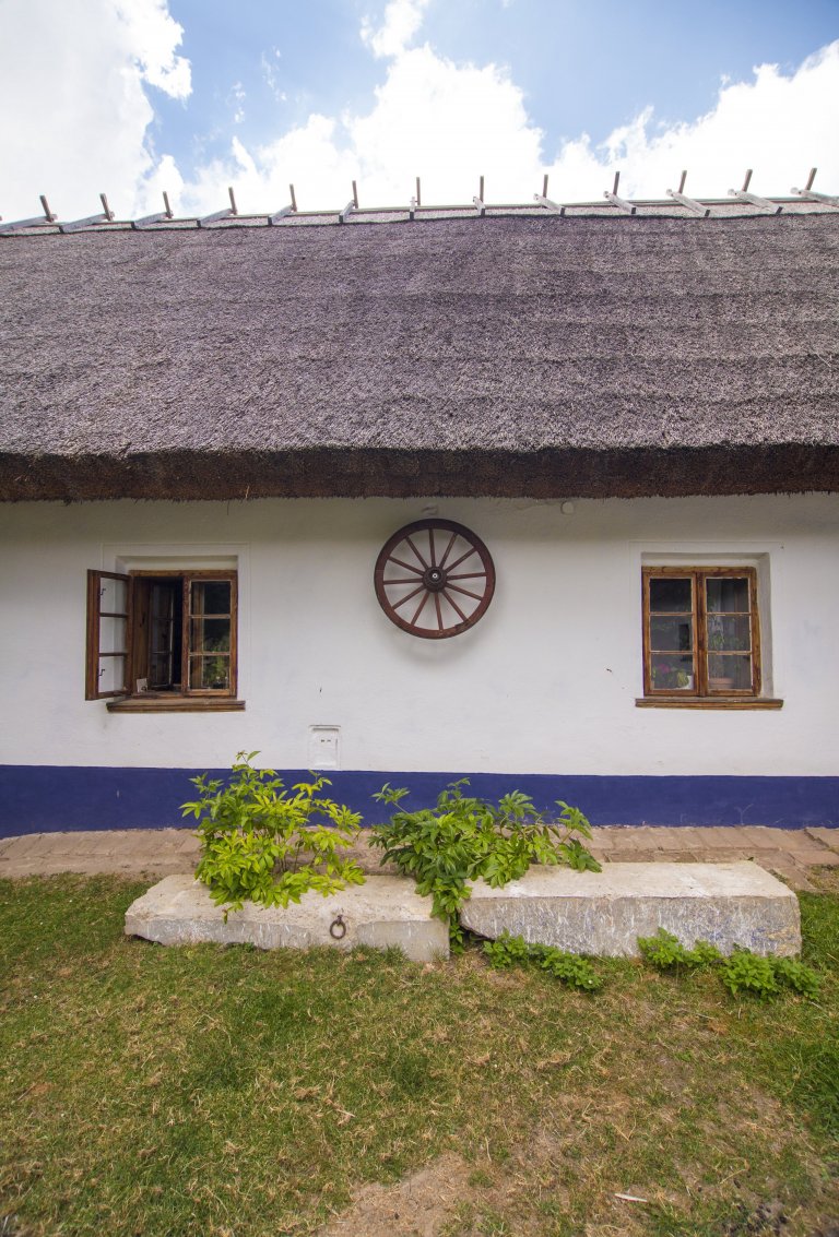 Rekonstrukce památky lidové architektury u Vyškova. Dům je postaven z nepálených cihel, omítnutý z exteriéru i interiéru hliněnou omítkua opatřený prodyšným…