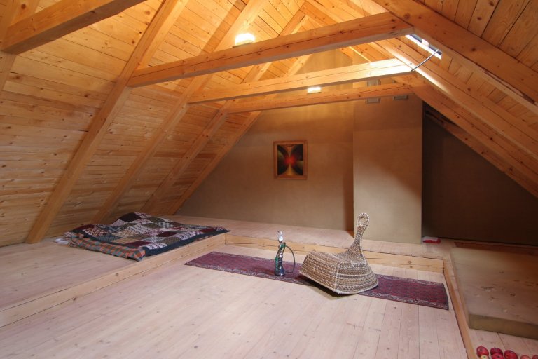 Podkroví izolované konopím a omítnuté hliněnou omítkou.