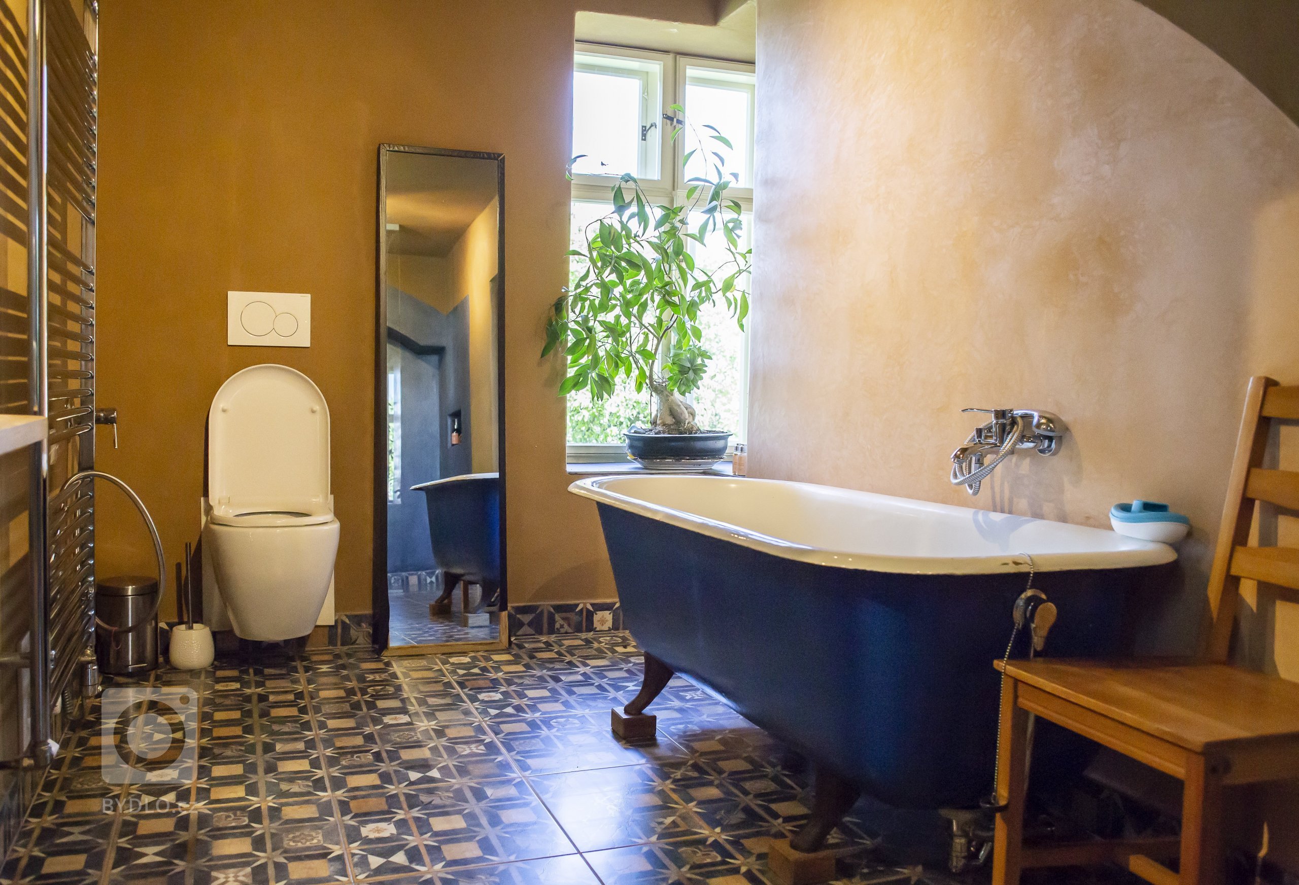 Rekonstrukci jsme prováděli v letech 2016-2017. Dispozice domu zachována. Ve všech místnostech použitá naše hliněná omítka. Přírodní nátěry na dřevo a zdi,…