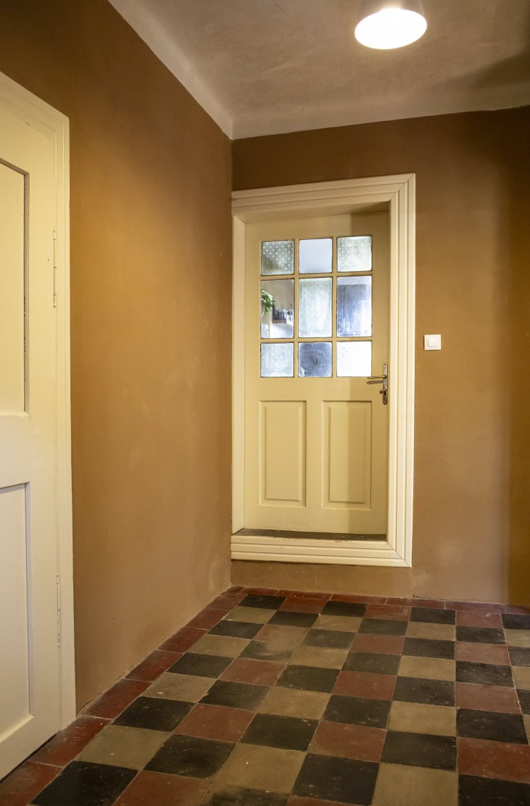 Rekonstrukci jsme prováděli v letech 2016-2017. Dispozice domu zachována. Ve všech místnostech použitá naše hliněná omítka. Přírodní nátěry na dřevo a zdi,…