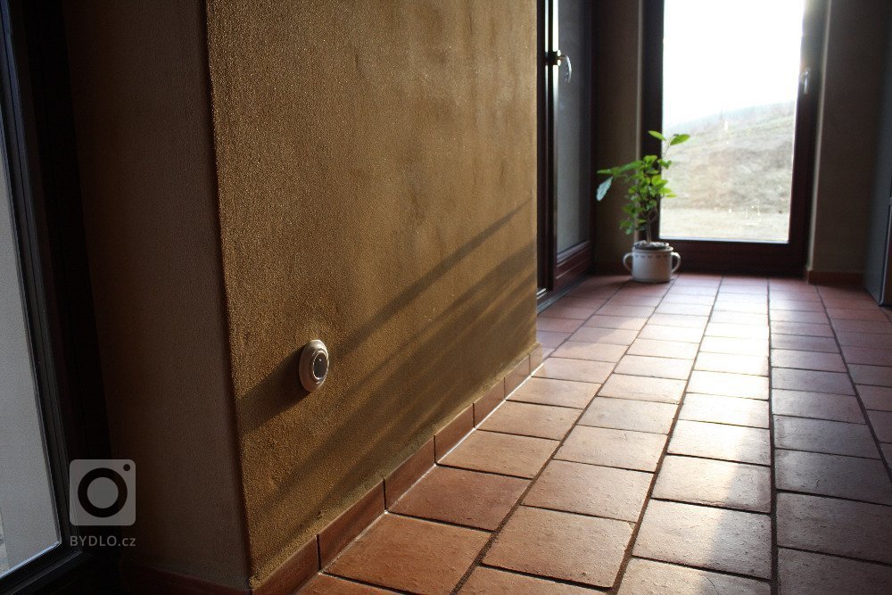 Cihelná dlažba natřená včelím voskem.