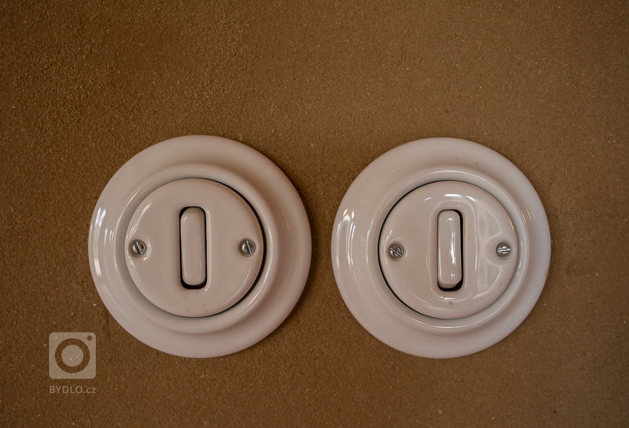 Porcelánové vypínače s hliněnou ekologickou omítkou :)
